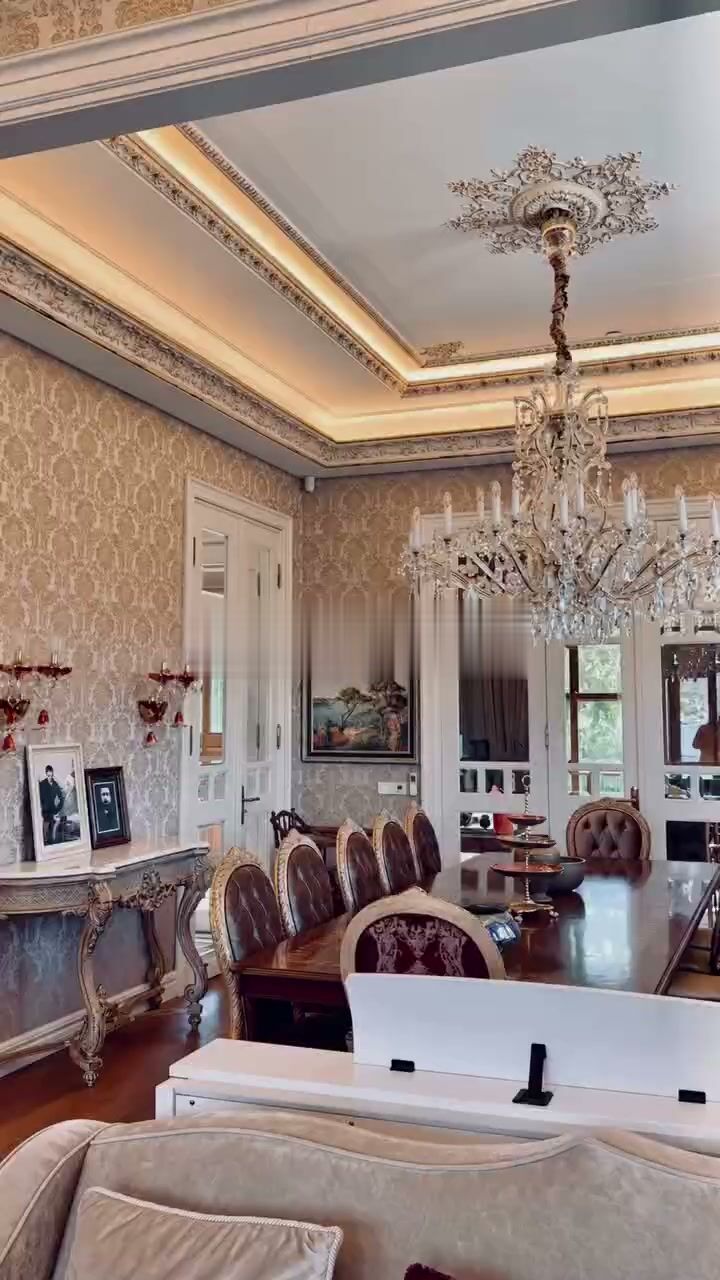 Klasik tavan detaylı, avizeli salon