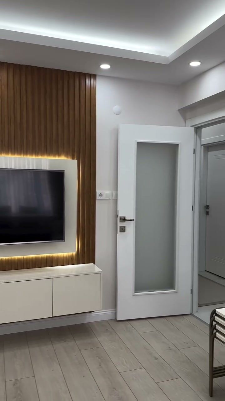 Ahşap çıtalı TV duvarı ve gizli LED aydınlatma